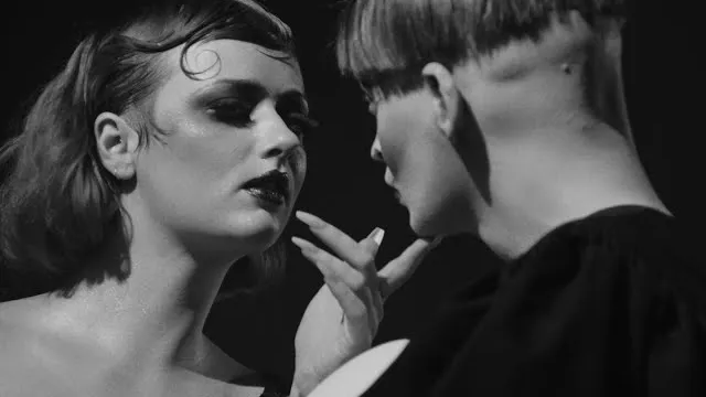 She Past Away - İnziva